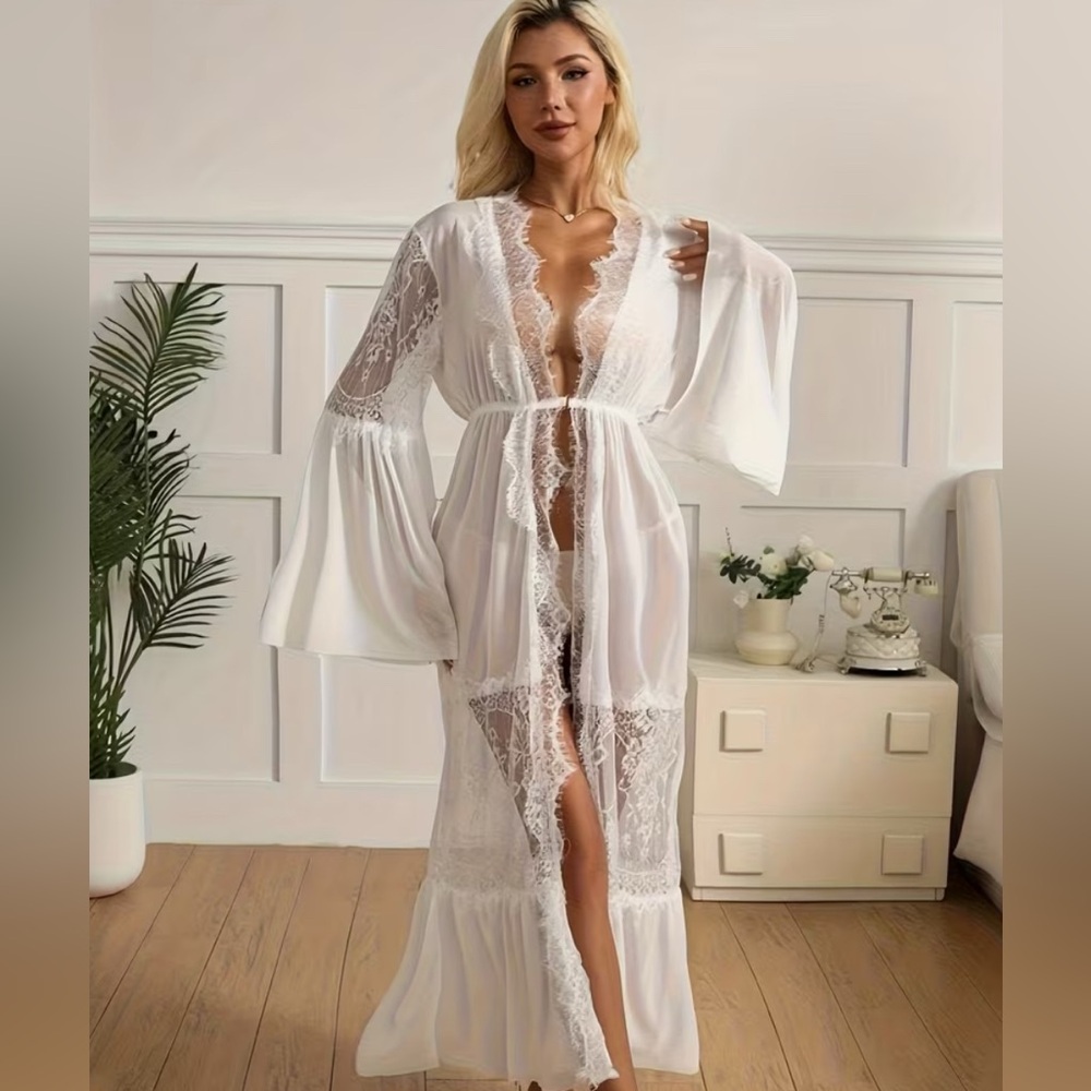 Chic White Lace Detail Women's Robe